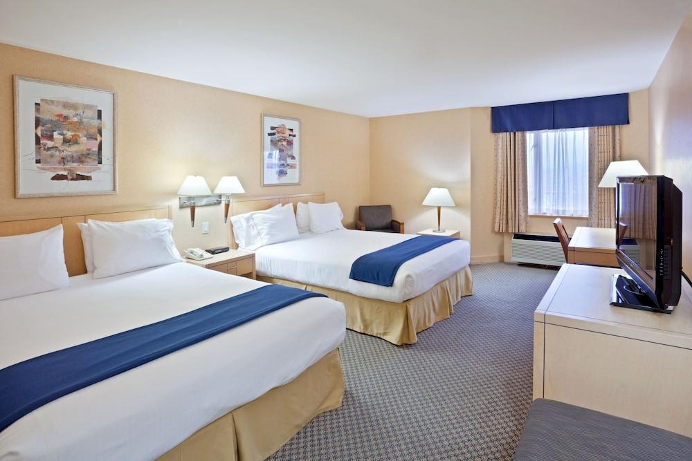 Holiday Inn Express & Suites Langley By Ihg Exterior photo