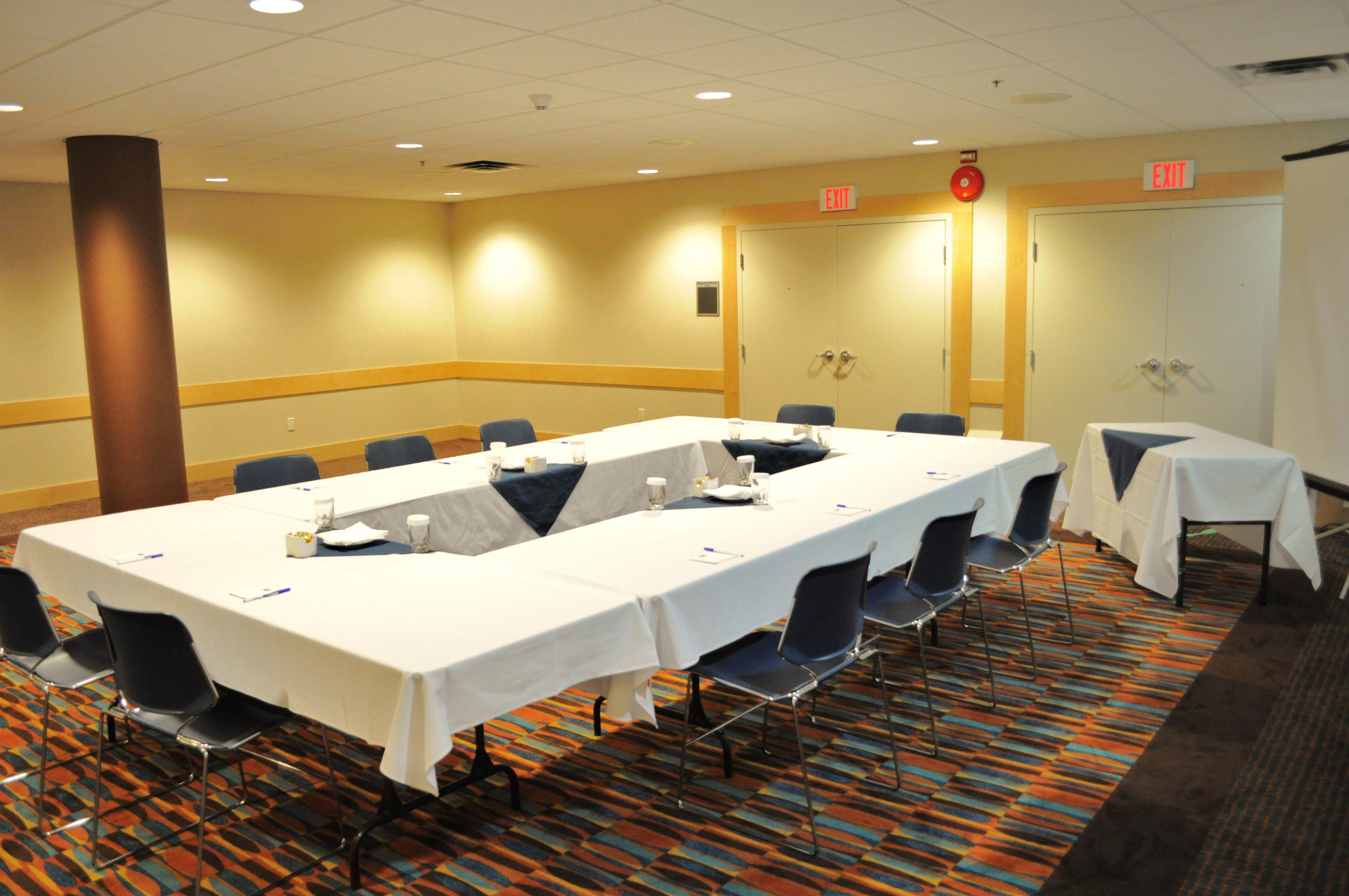 Holiday Inn Express & Suites Langley By Ihg Exterior photo