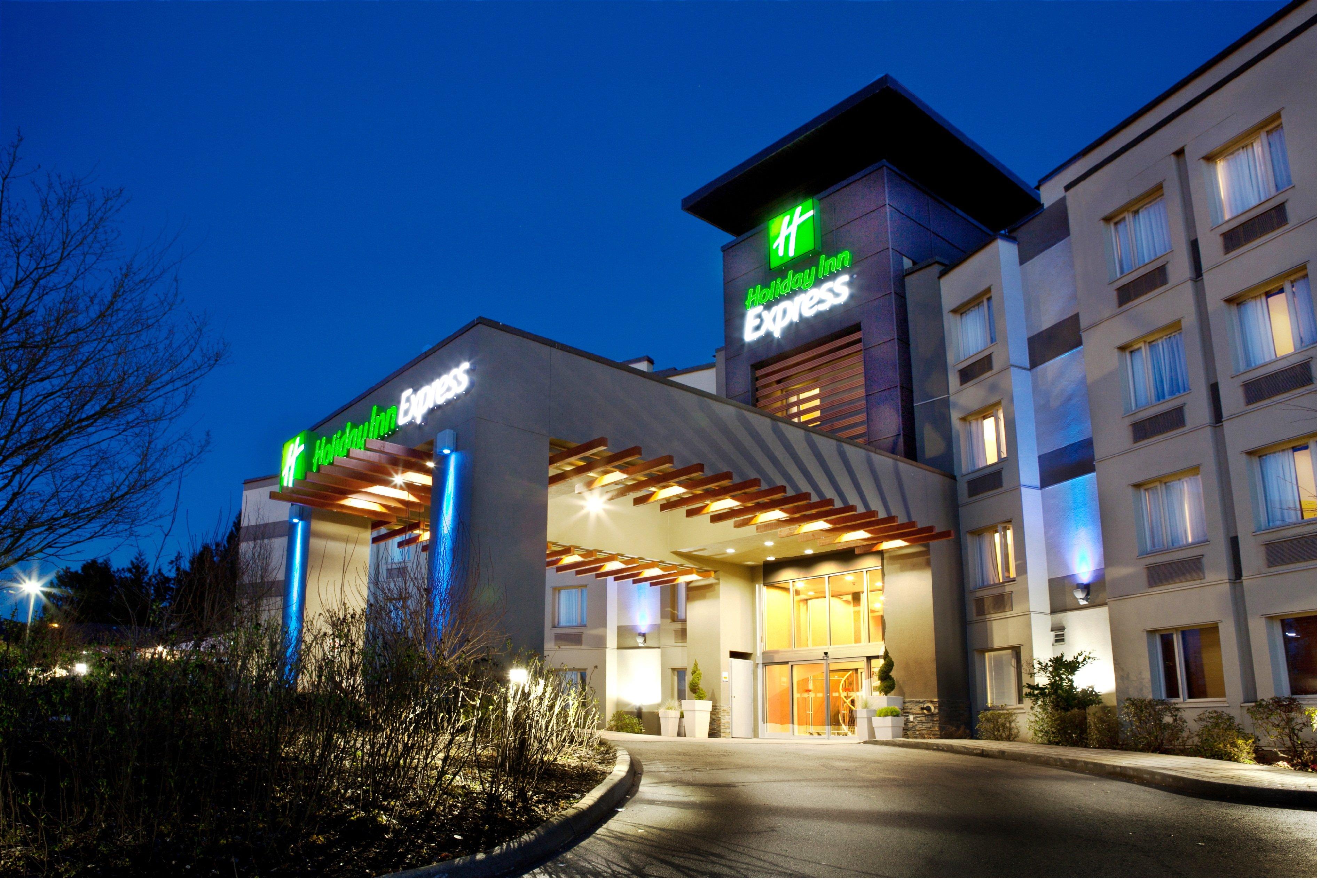 Holiday Inn Express & Suites Langley By Ihg Exterior photo