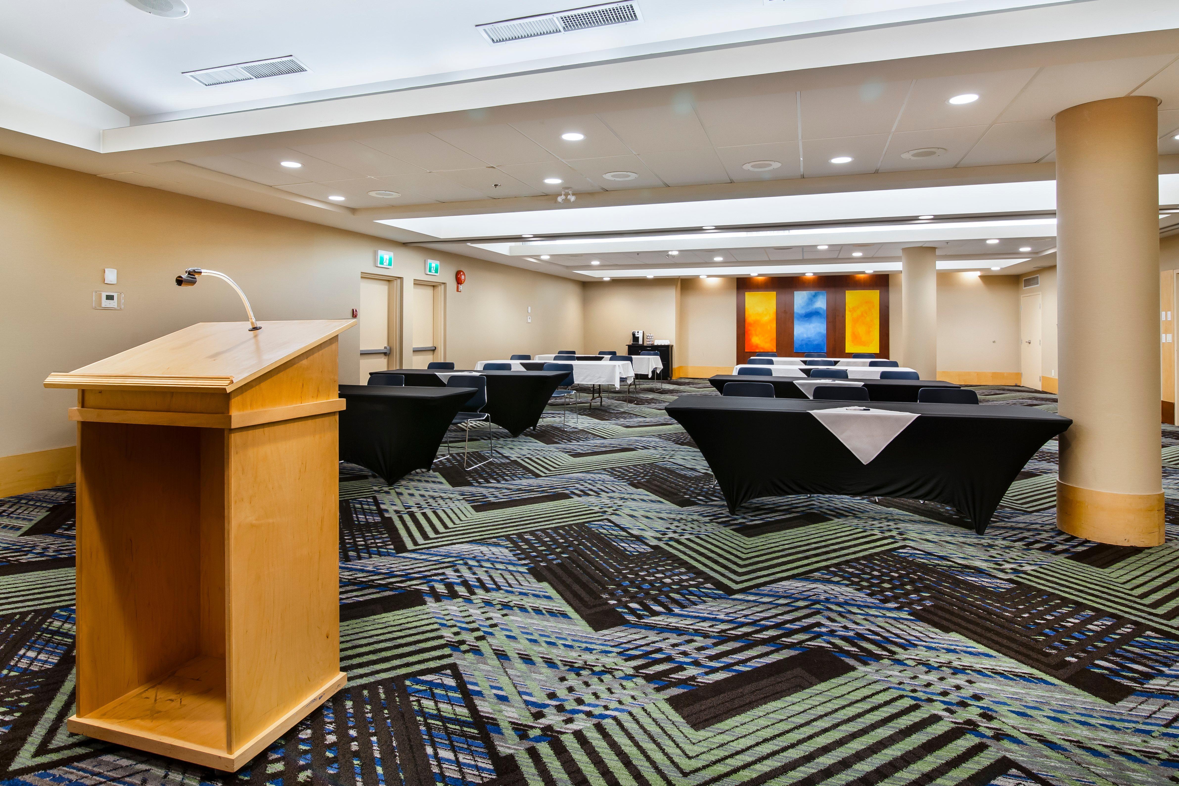 Holiday Inn Express & Suites Langley By Ihg Exterior photo